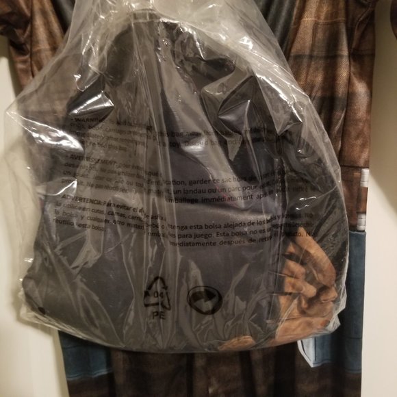 Star Wars Mandalorian Costume with cape, belt, gloves (2 right hands) , and mask - Picture 7 of 11